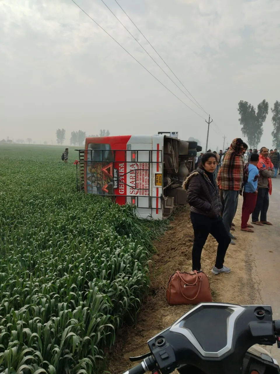 कैथल से असंध जा रही बस खेतों में पलटी, तीन यात्री घायल