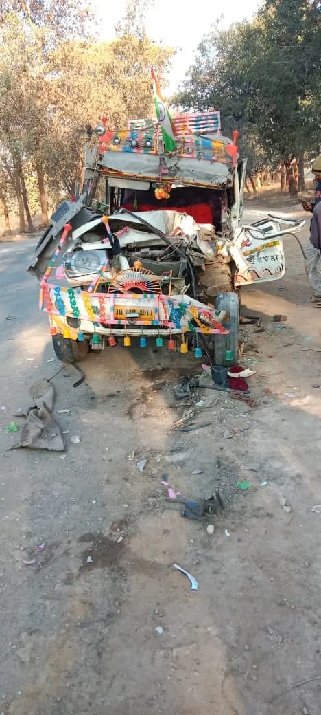 ट्रक से टकराई यात्री गाड़ी, 1 की मौत, 12 से अधिक घायल