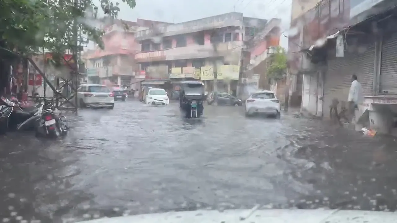 पहली ही तेज बारिश में डूबा अलवर, नगर निगम की सफाई व्यवस्था पर उठे सवाल