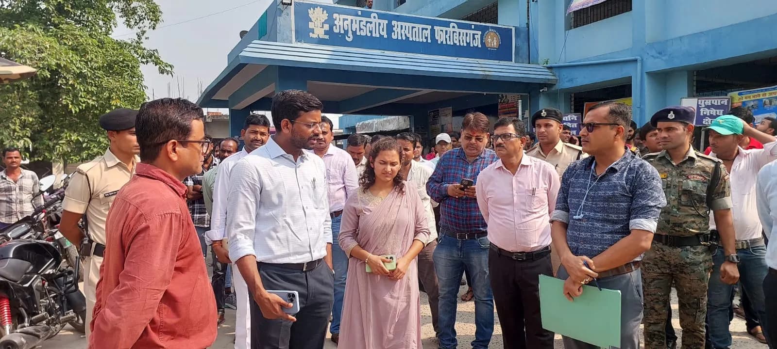 डीएम ने प्रखंड सह अंचल कार्यालय के साथ अनुमंडलीय अस्पताल का किया निरीक्षण