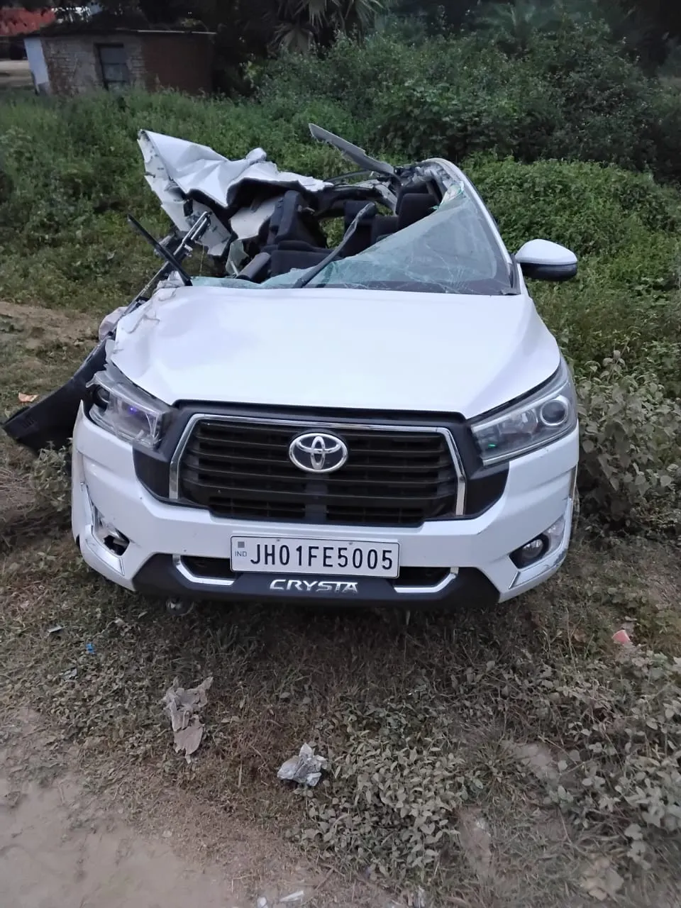 बीडी प्रसाद की इनोवा गाड़ी में ट्रक ने मारी जोरदार टक्कर, चालक की मौत, दो की हालत नाजुक