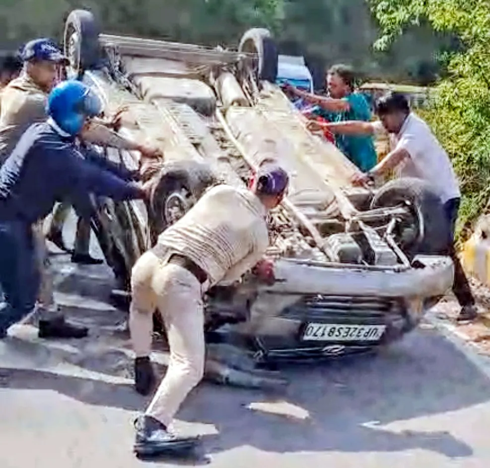 बीच सड़क पर पलट गई लखनऊ से नैनीताल आ रहे पर्यटकों की कार