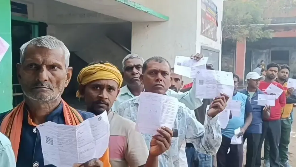 बड़कागांव विधानसभा के लिए वोटिंग शुरू, बूथ पर लगी मतदाताओं की कतार
