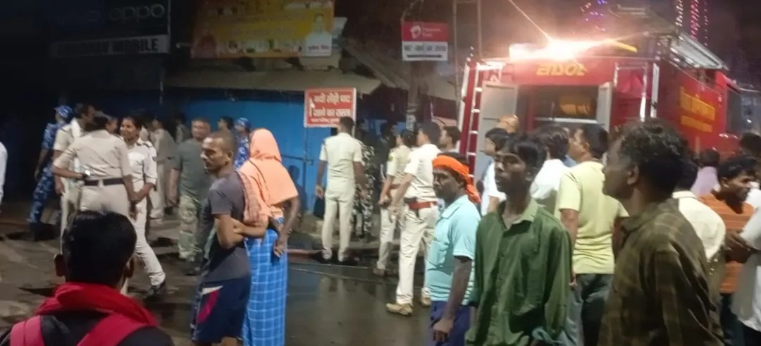 दो पटाखा दुकान में लगी आग, लाखों का नुकसान