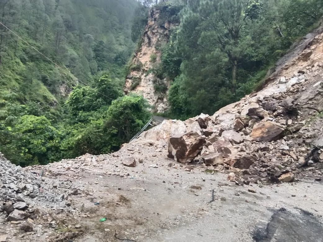 उत्तराखंड में बारिश से जन-जीवन अस्त-व्यस्त, नदियां उफान पर, सड़कें क्षतिग्रस्त, कई जिलों में स्कूल बंद