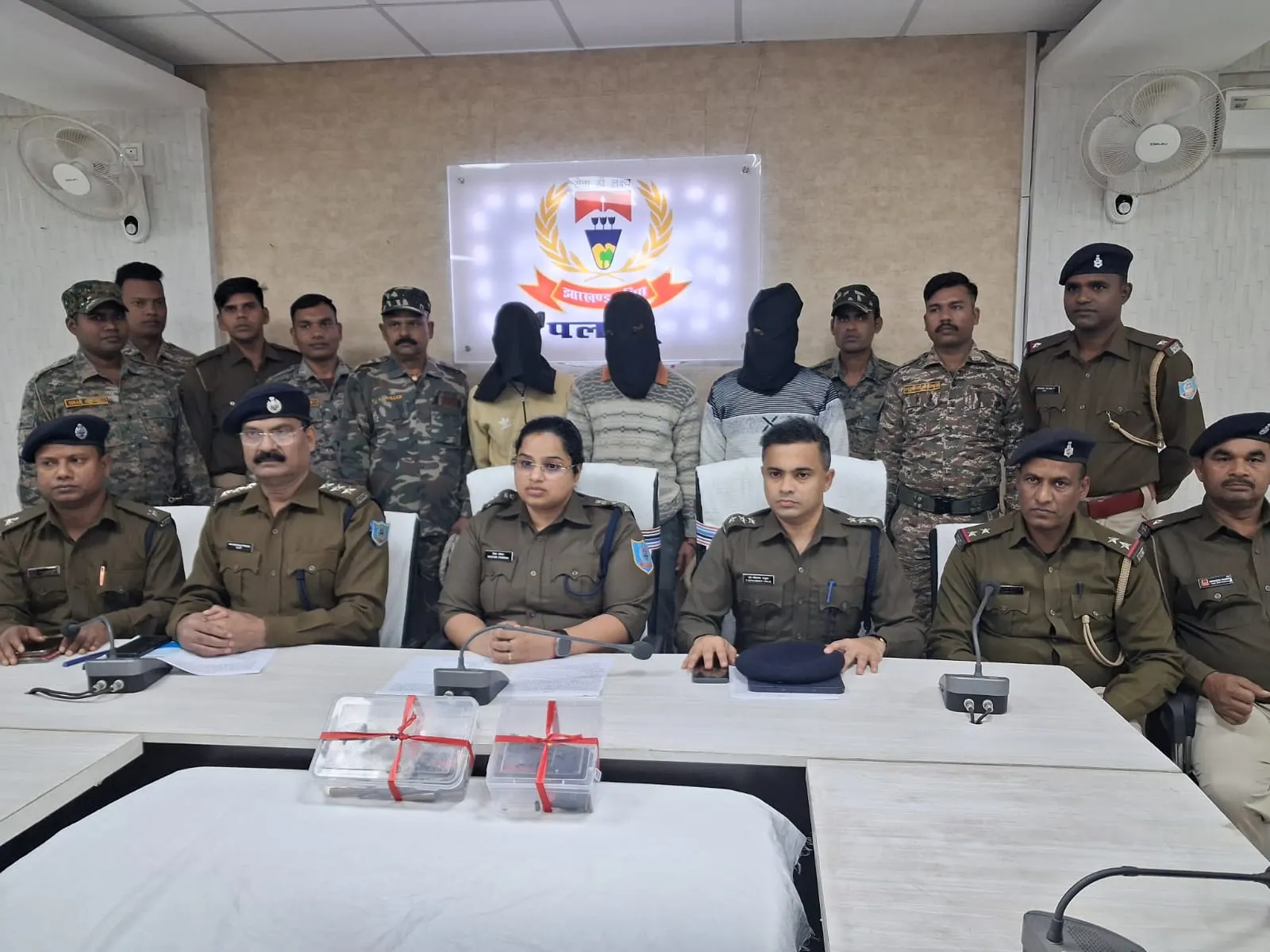 फायरिंग मामले के तीन आरोपित हथियार के साथ गिरफ्तार