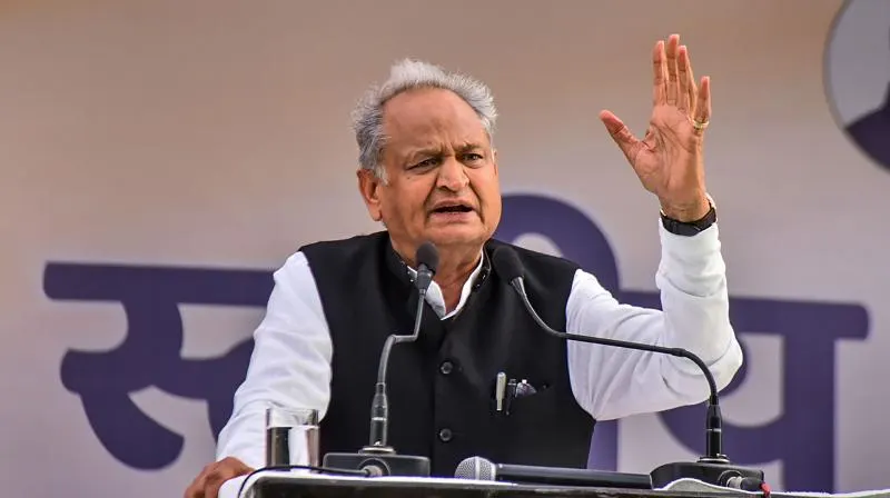 एथेनॉल ब्लेंडिंग को लेकर गहलोत का वार, ‘बिना तैयारी के फैसले का खामियाजा भुगत रही जनता’