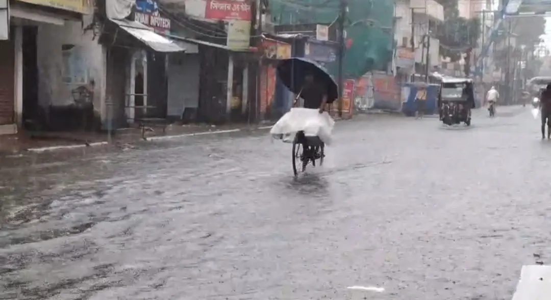 भारी बारिश से जलपाईगुड़ी बेहाल, कई इलाकों में जलभराव; तीस्ता नदी पर निगरानी