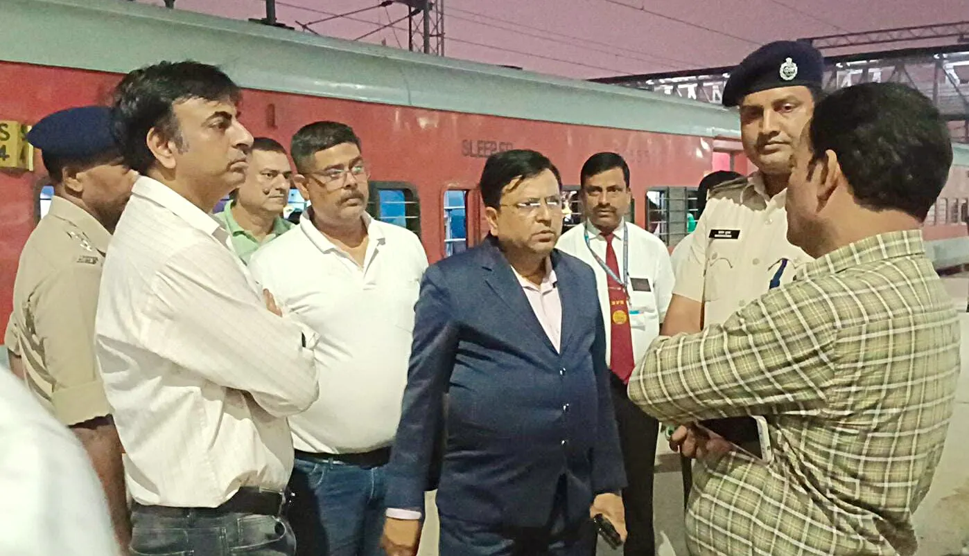 कटिहार रेलमंडल में एडीआरएम का औचक निरीक्षण: यात्री सुविधा और सुरक्षा पर फोकस