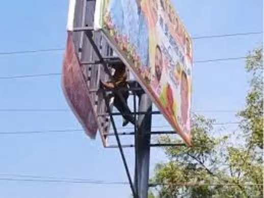 भोपाल में फ्लेक्स लगा रहे युवक को हाईटेंशन लाइन से लगा झटका, 15 फीट नीचे गिरा, करंट लगने से झुलसा
