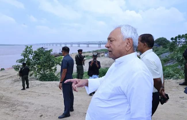 मुख्यमंत्री ने जेपी गंगा पथ के सौंदर्गीकरण कार्य सहित गंगा नदी के बढ़ते जलस्तर का किया निरीक्षण