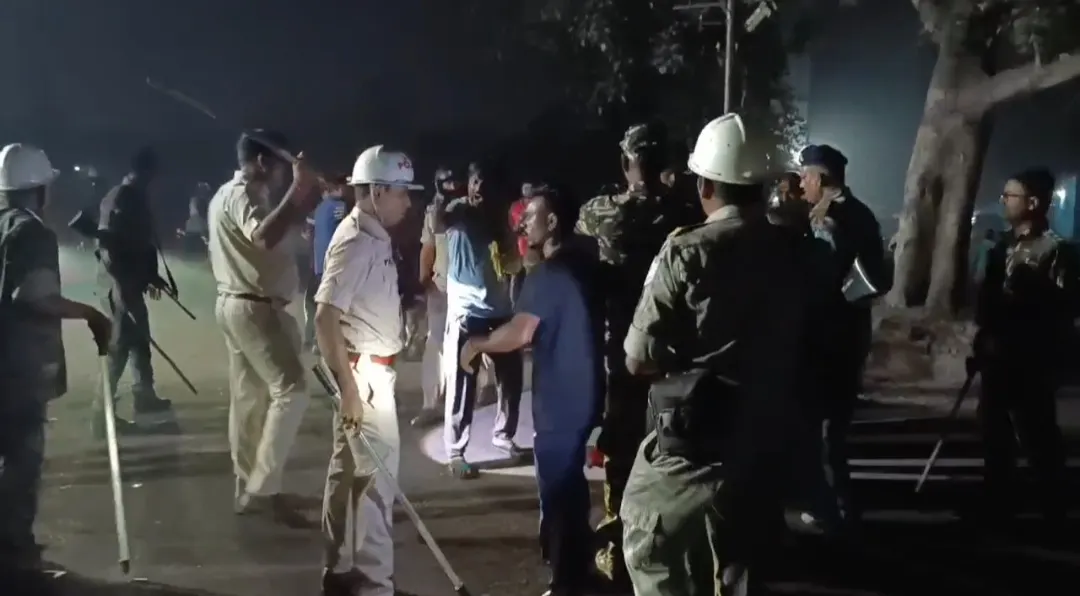 हाइवा मालिक और जेएलकेएम नेता के बीच हिंसक झड़प, पुलिस ने किया लाठीचार्ज