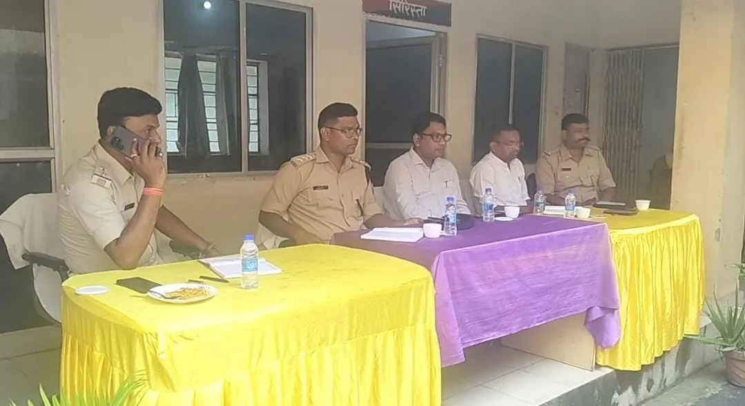 मुफस्सिल थाना परिसर में प्रशासन और जनप्रतिनिधियों की बैठक संपन्न