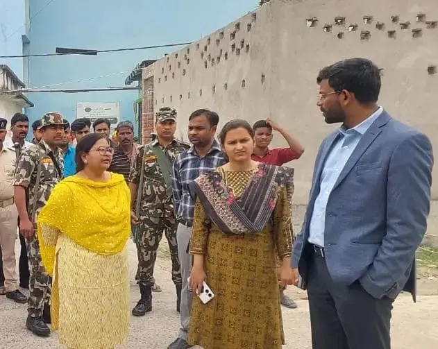 जिलाधिकारी ने अनुमंडलीय अस्पताल का किया औचक निरीक्षण