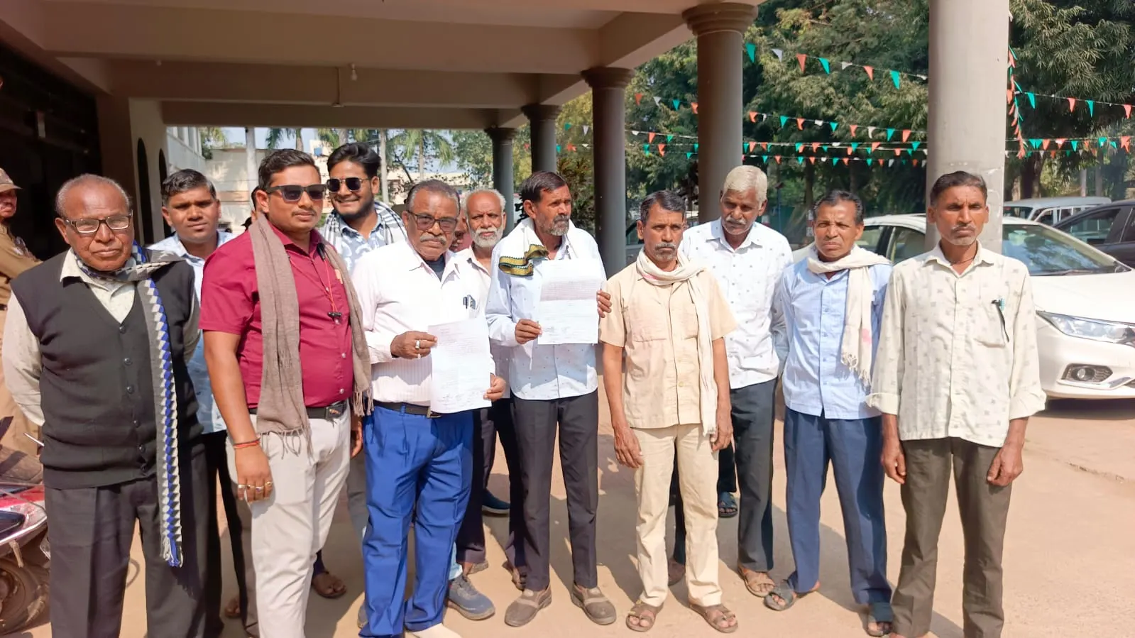 धमतरी : पेड़ कटाई विवाद को लेकर कातलबोड़ के ग्रामीण पहुंचे कलेक्ट्रेट