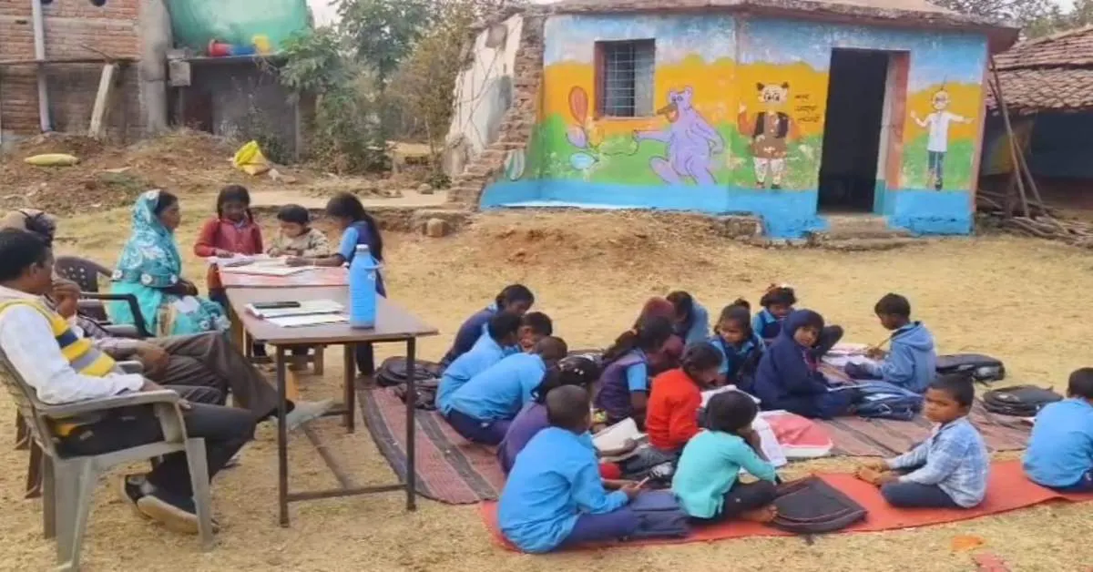 अनूपपुर: खुले आसमान के नीचे मैदान में लग रहीं प्राथमिक कक्षायें, 20 बच्चों का भविष्य दांव पर