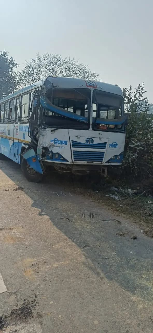 जींद : रोडवेज बस व ट्रैक्टर में हुई टक्कर, चालक सहित आधा दर्जन घायल