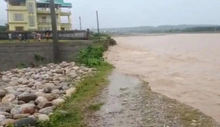 नेओरा नदी का जलस्तर बढ़ने से तटबंध टूटा, लोगों में दहशत