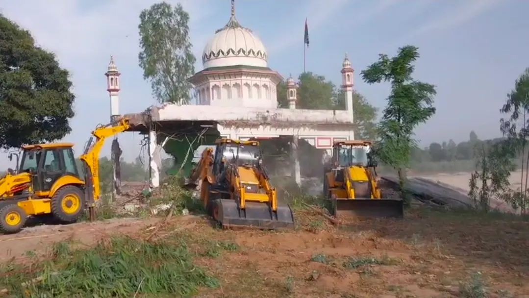 हरिद्वार में अवैध मजार पर चला बुलडोजर, प्रशासन की बड़ी कार्रवाई