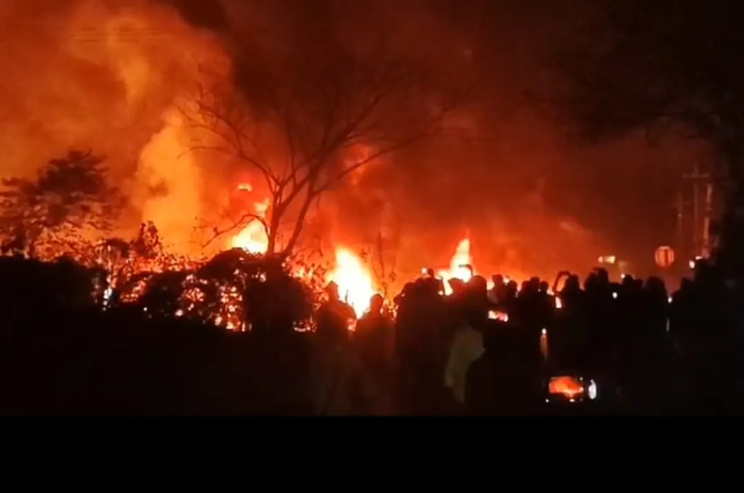 कंटेनर-हाइवा के बीच टक्कर में लगी आग, खलासी जिंदा जला