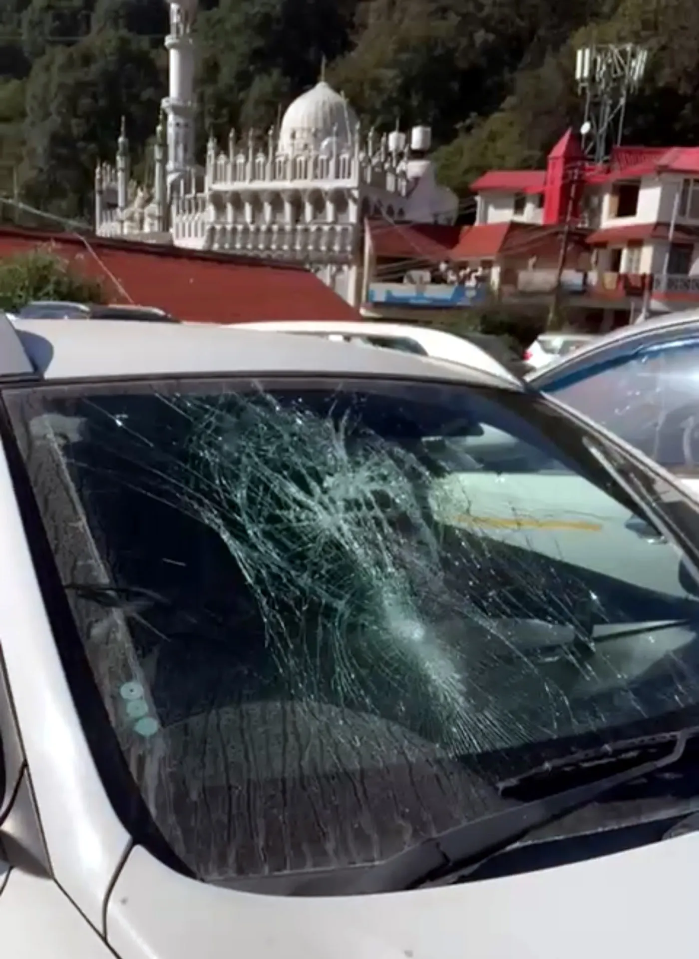 नैनीताल : असामाजिक तत्वों ने पार्किंग में वाहनों के शीशे ताेड़े, हजाराें का नुकसान