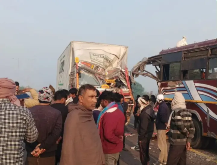 पूर्वांचल एक्सप्रेस वे पर तेज़ रफ़्तार कंटेनर ने बस में मारी टक्कर, किशोर की मौत, छह घायल