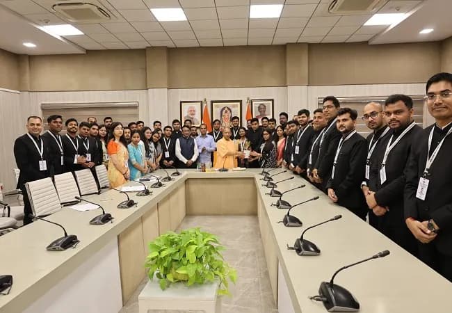 मुख्यमंत्री योगी ने पीसीएस प्रशिक्षु अधिकारियों को सफल और प्रभावी अधिकारी बनने के लिए दिया मंत्र