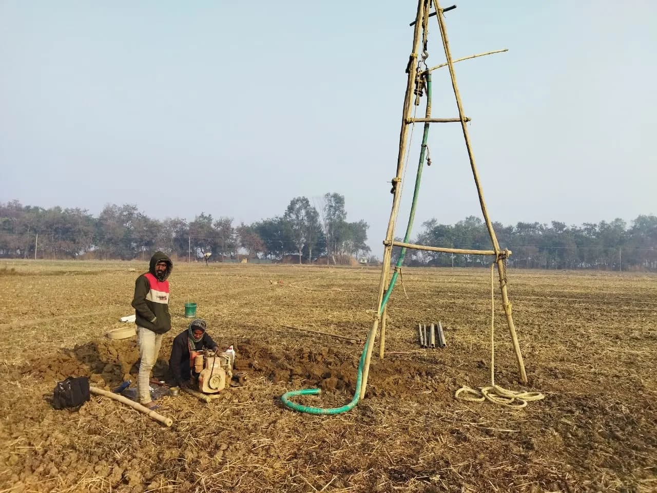 खेतों में तेल खोज से किसानों की बढ़ी चिंता, गेहूं की फसल हो रही बर्बाद