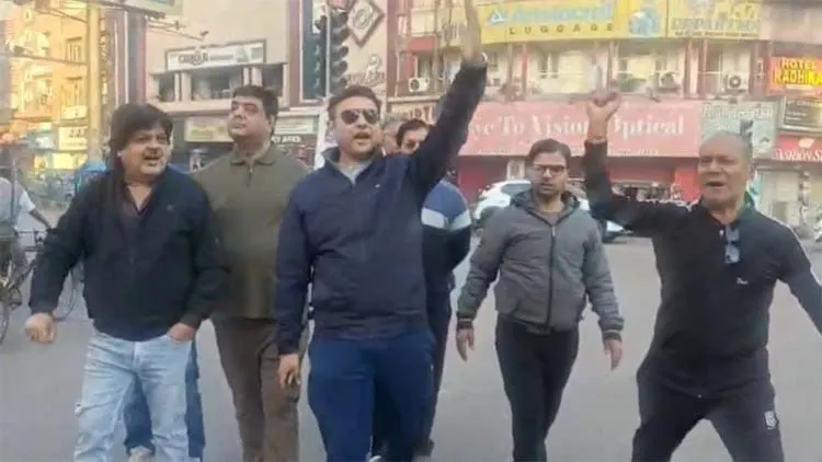 सर्व समाज का धर्मांतरण के विरोध में प्रदेशव्यापी बंद, दुकानें बंद करा रहे कार्यकर्ता