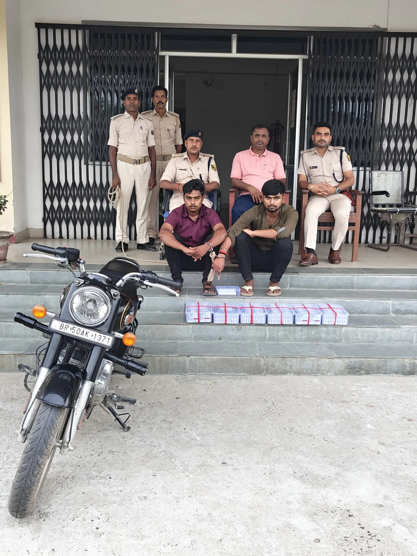 1475 पीस प्रतिबंधित इंजेक्शन के साथ दो युवक गिरफ्तार, बुलेट बाइक जब्त