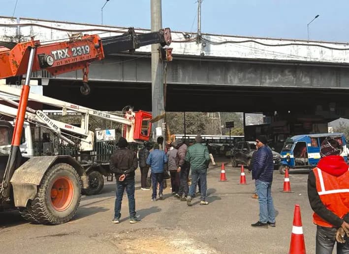 सुरक्षा के दृष्टिगत एनएचएआई ने हटाया चंडी चौक से हाईमाक्स विद्युत पोल