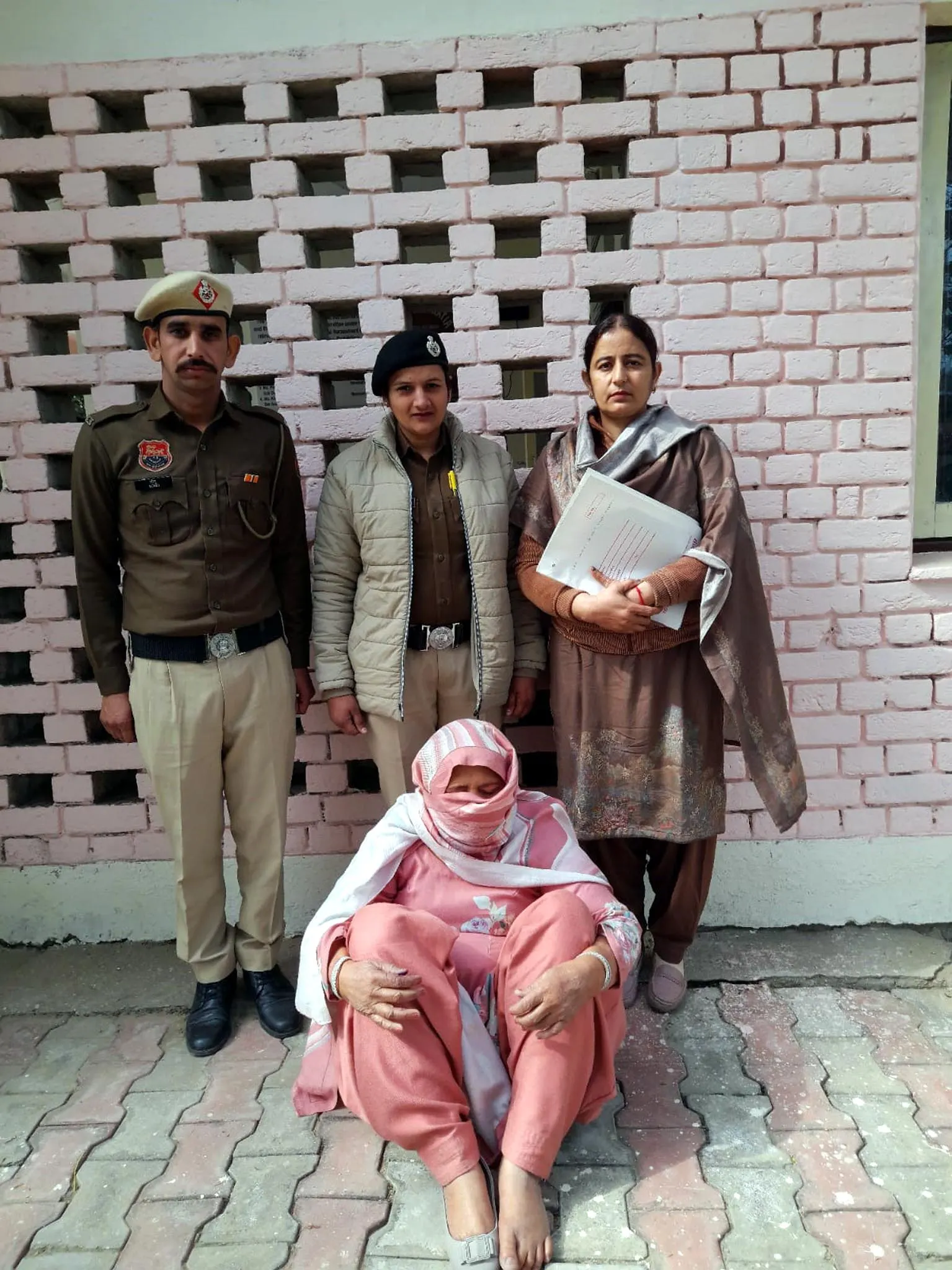 फतेहाबाद : सोने का कड़ा काटकर चोरी करने वाली महिला काबू