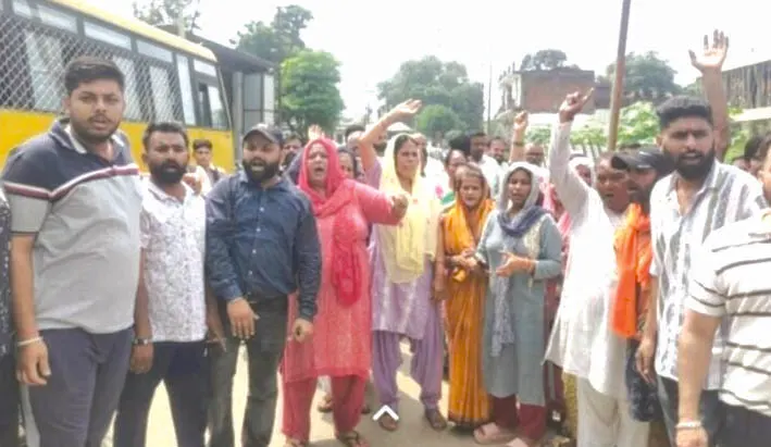 नाले पर अतिक्रमण के विरोध में सड़क पर उतरे क्षेत्रवासी