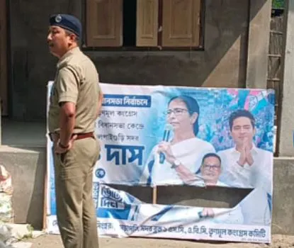 पोस्टर फाड़ने का आरोप, तृणमूल कार्यकर्ताओं का सड़क जाम