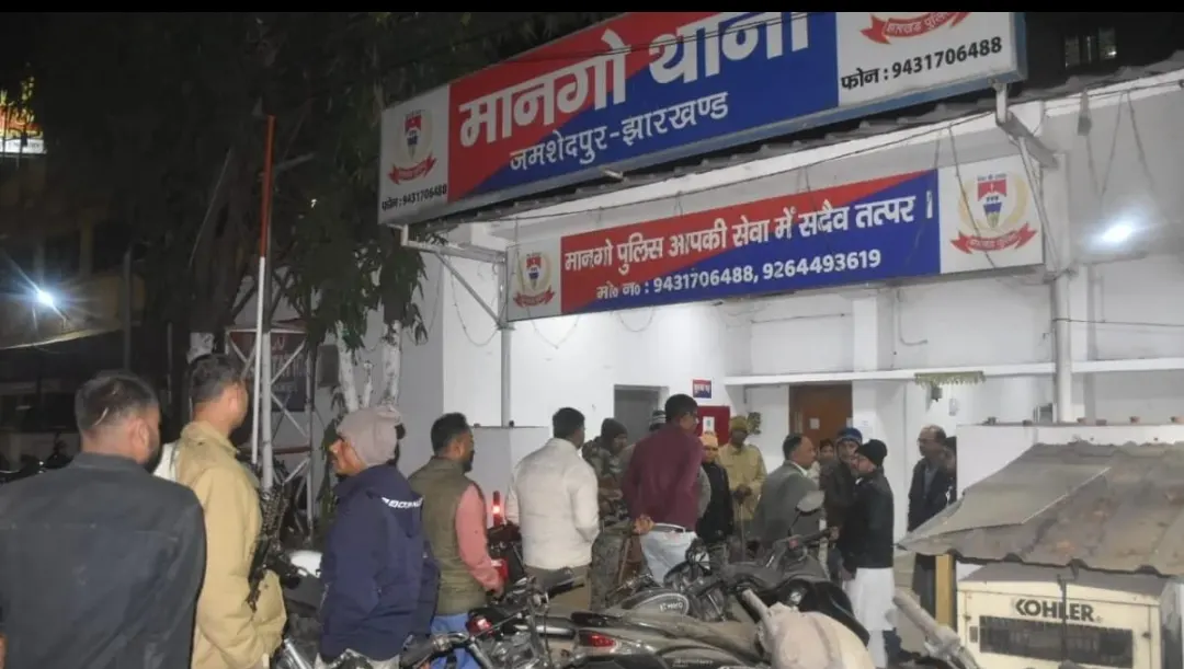थाना में दो पक्ष आपस में भिड़े, चार हिरासत में