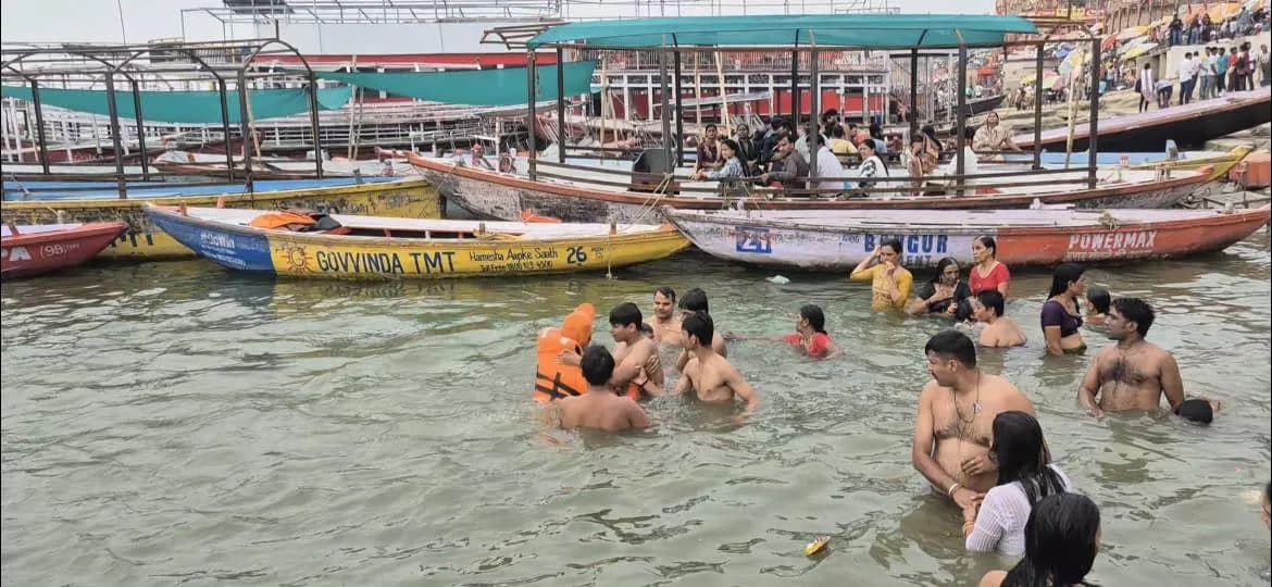 मान मंदिर घाट पर गंगा में डूब रहे युवक को एनडीआरएफ ने बचाया