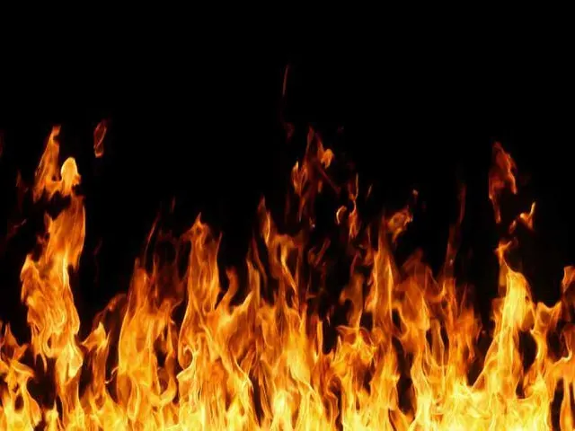 भयावह आग लगने से दो मंजिला दुकान और गोदाम जलाकर राख
