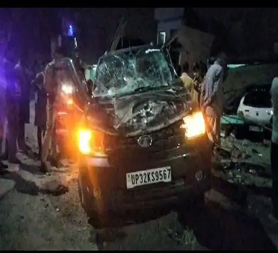 नियंत्रित कार पलटने से एक युवक की मौत, पांच घायल