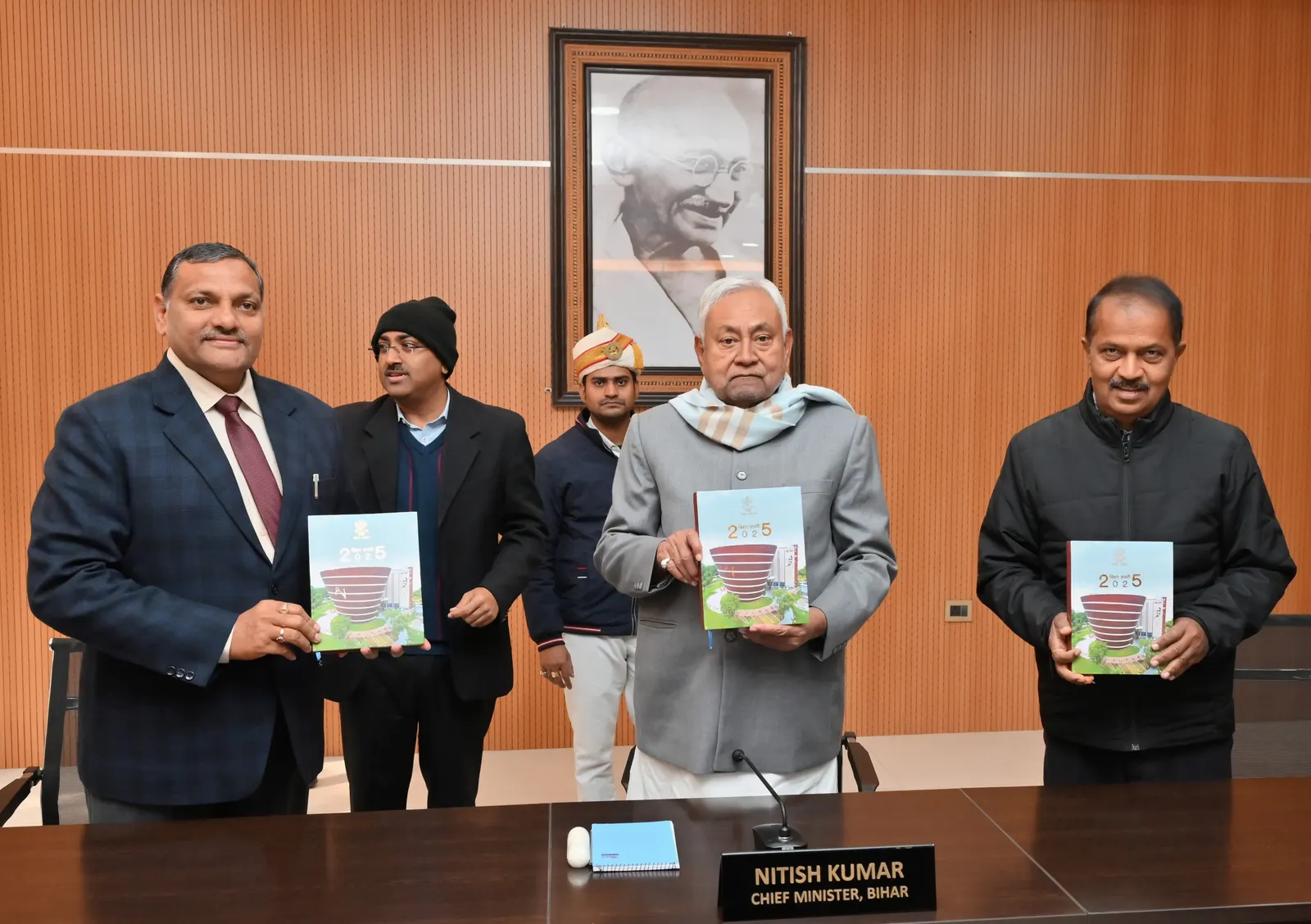 मुख्यमंत्री ने बिहार डायरी एवं कैलेण्डर 2025 का किया लोकार्पण