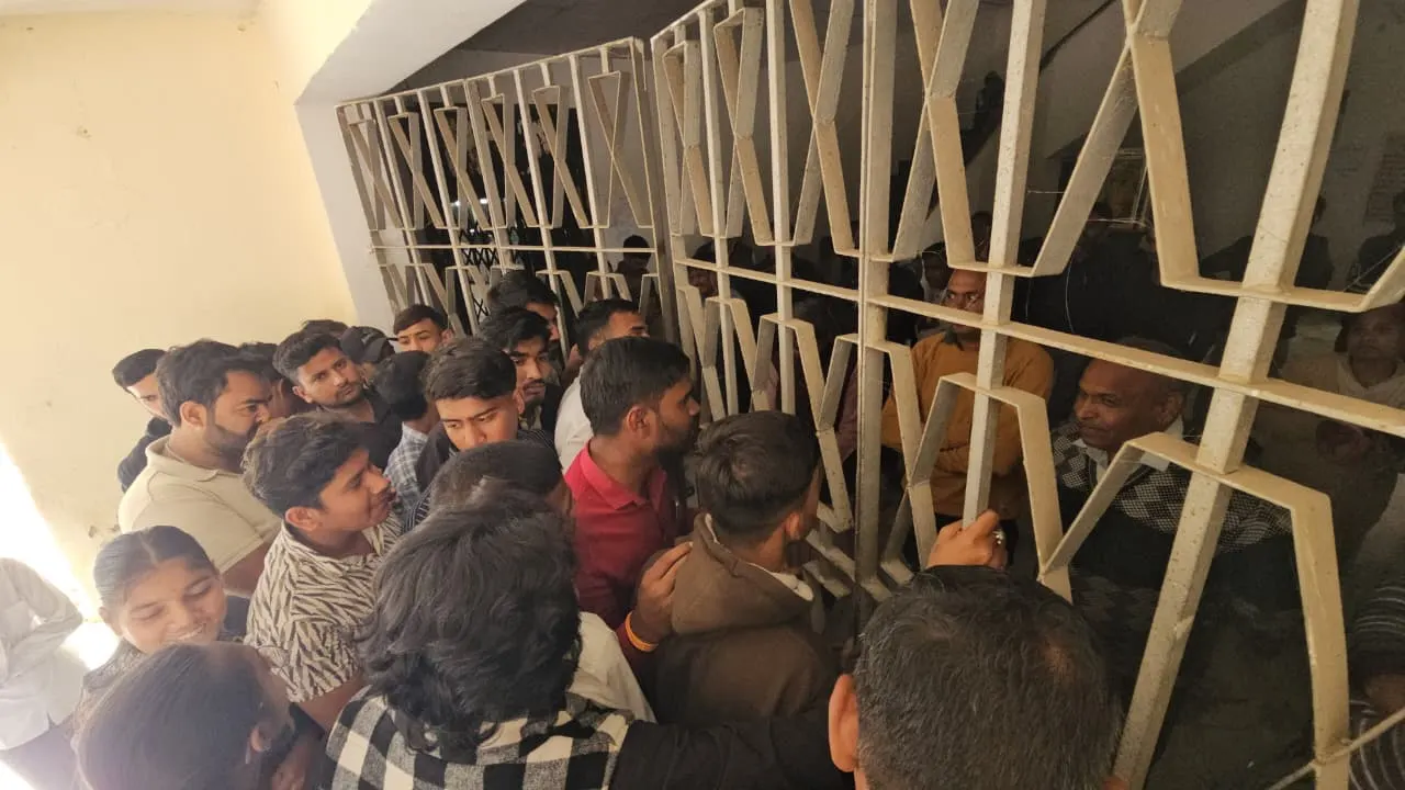 छात्रों की समस्याओं को लेकर अभाविप ने मुख्य गेट पर जड़ा ताला