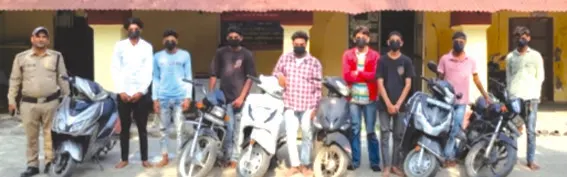 स्कूलों के बाहर मंडराते आठ मनचलों को पुलिस ने लिया हिरासत में, लगाई लताड़