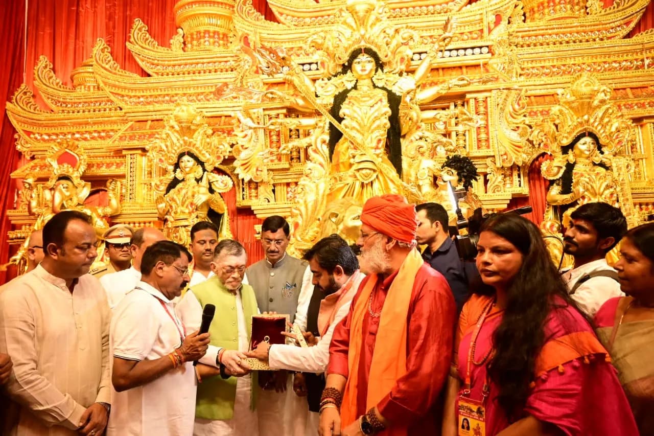 राज्यपाल ने अयोध्या के श्रीराम मंदिर की तर्ज पर बने पूजा पंडाल का किया उद्घाटन