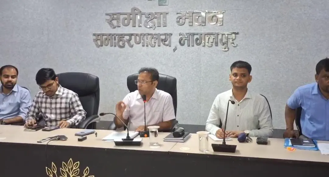 जिलाधिकारी ने की समीक्षा बैठक, 27 से 29 मई तक लगेगा आयुष्मान कार्ड कैंप