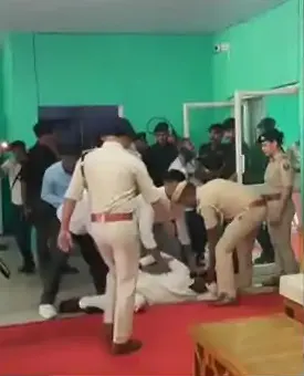 भागलपुर में मुख्यमंत्री के कार्यक्रम में लड़खड़ा कर गिरे सांसद , स्ट्रैचर पर पहुंचे अस्पताल