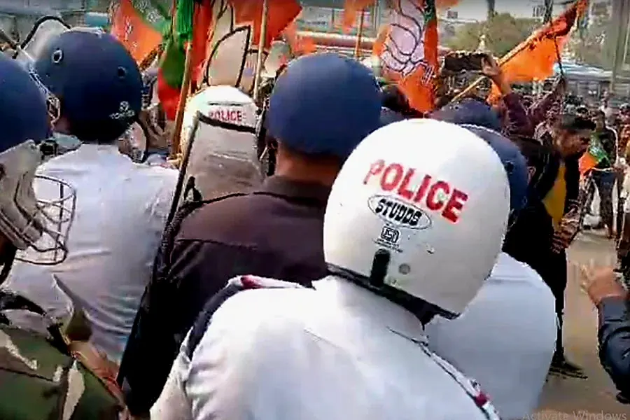 बांग्लादेश में हिंदुओं की हत्या के विरोध में भाजपा की रैली को लेकर हावड़ा ब्रिज पर हंगामा