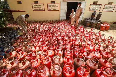 पीएमयूवाई स्कीम में सब्सिडी पाने वाले लोगों की संख्या 2025 में बढ़कर 10.35 करोड़ हुई