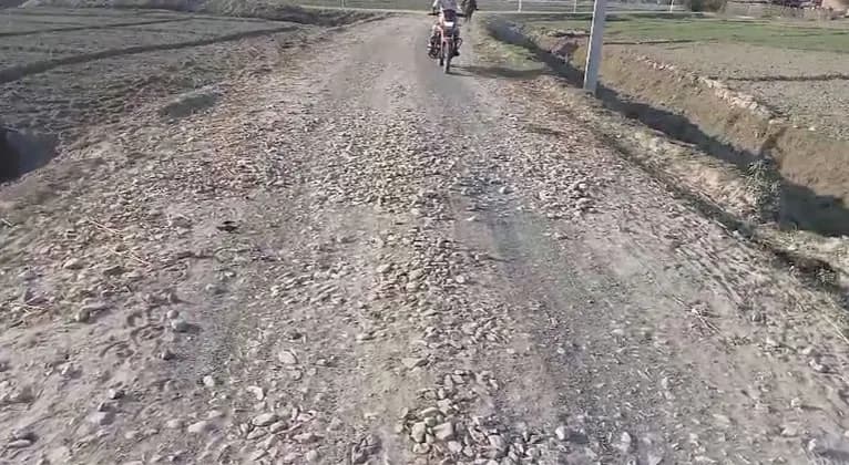 मुख्यमंत्री ग्राम संपर्क योजना अंतर्गत बन रहे सड़क का चार वर्षों में भी नहीं पूरा हुआ निर्माण कार्य