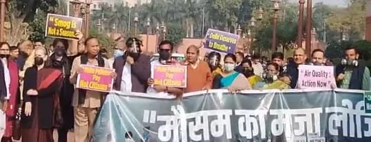दिल्ली में प्रदूषण के बढ़ते स्तर पर विपक्षी गठबंधन के नेताओं का संसद परिसर में प्रदर्शन