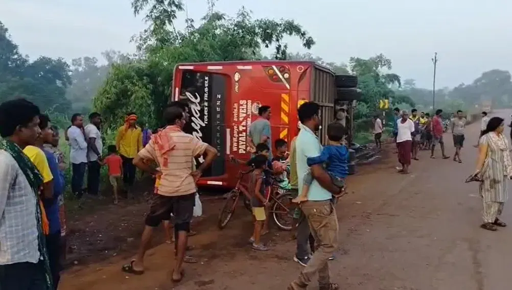 सीआरपीएफ जवानों से भरी यात्री बस पलटी ,एक जवान सहित चार यात्री गंभीर रूप से घायल