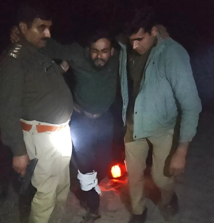 पुलिस मुठभेड़ में दो नकबजन गिरफ्तार, तीन लाख नकद व असलहा बरामद